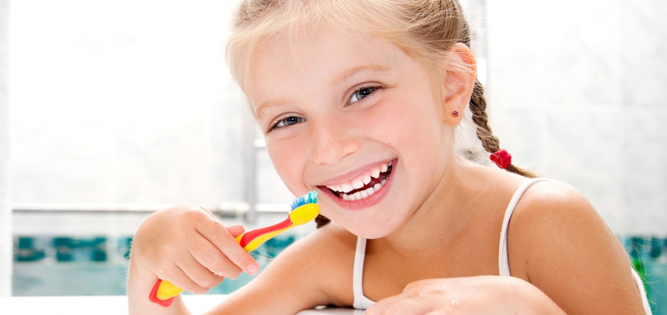 blonde-girl-brushing-teeth